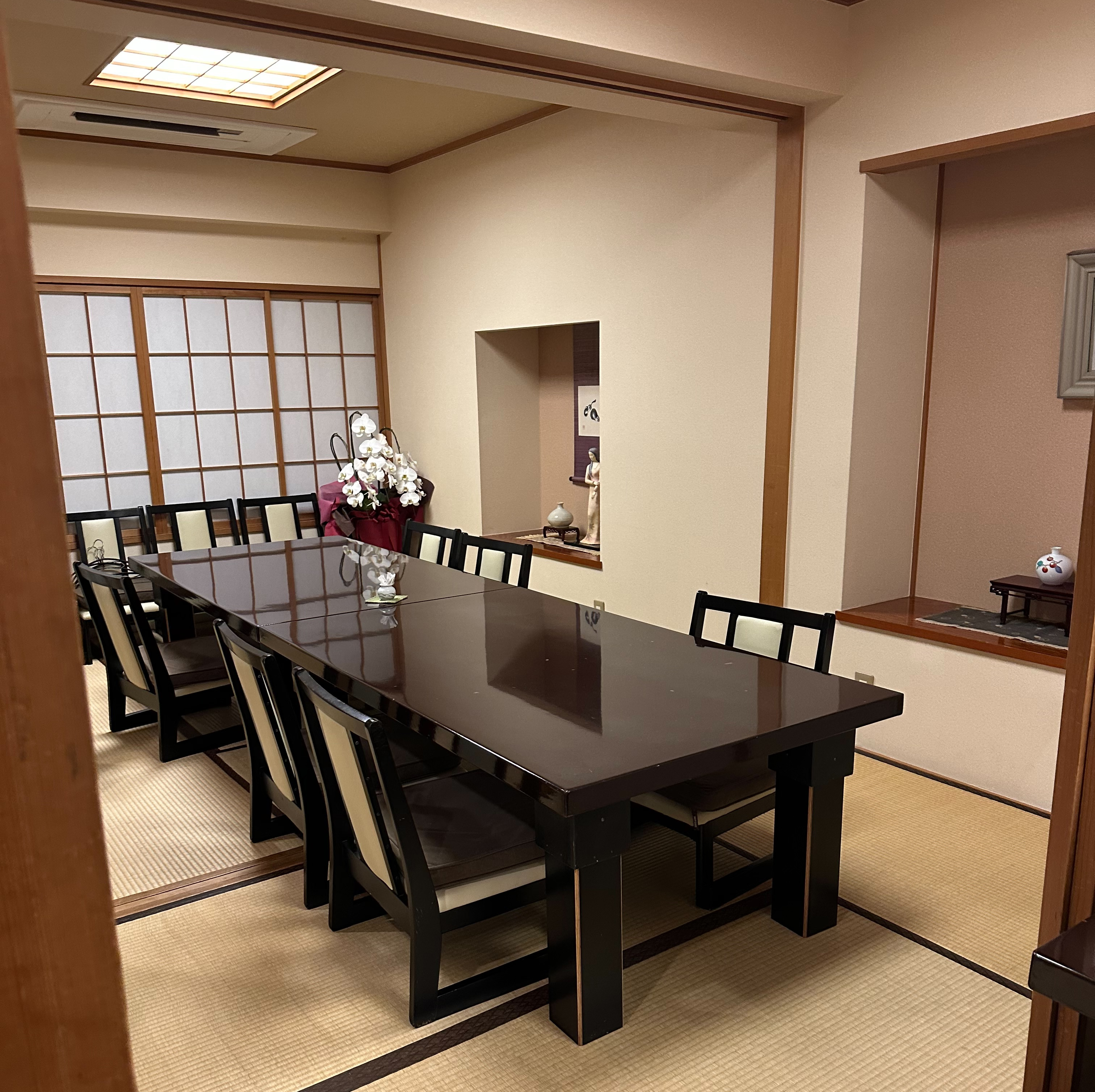 奥の座敷は完全予約制・1日1組限定（3〜18名様）。ご法要やご会食など、少人数でゆったりと過ごしたい集まりにもご利用いただけます。